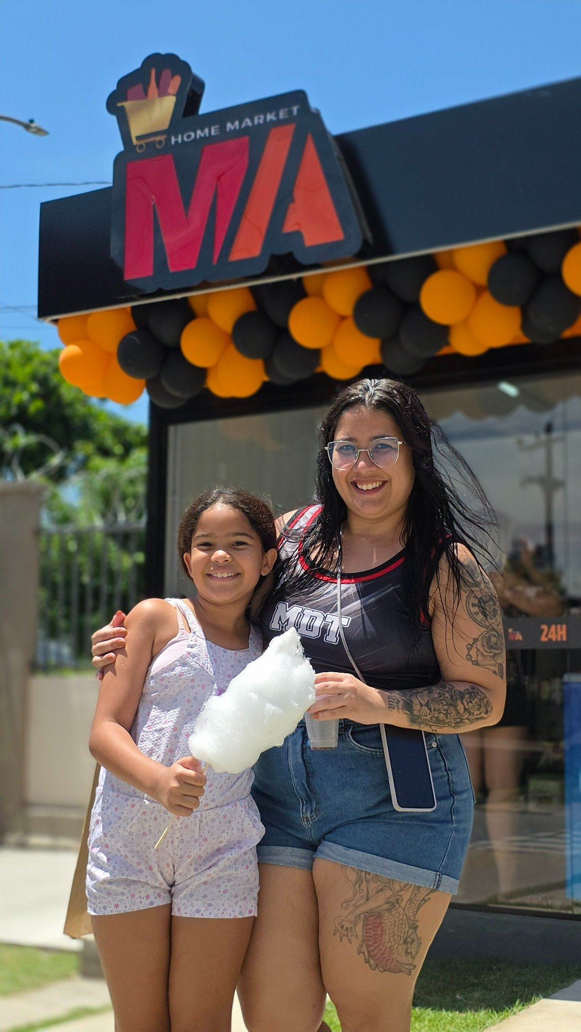 Família em frente a uma unidade MA Home Market